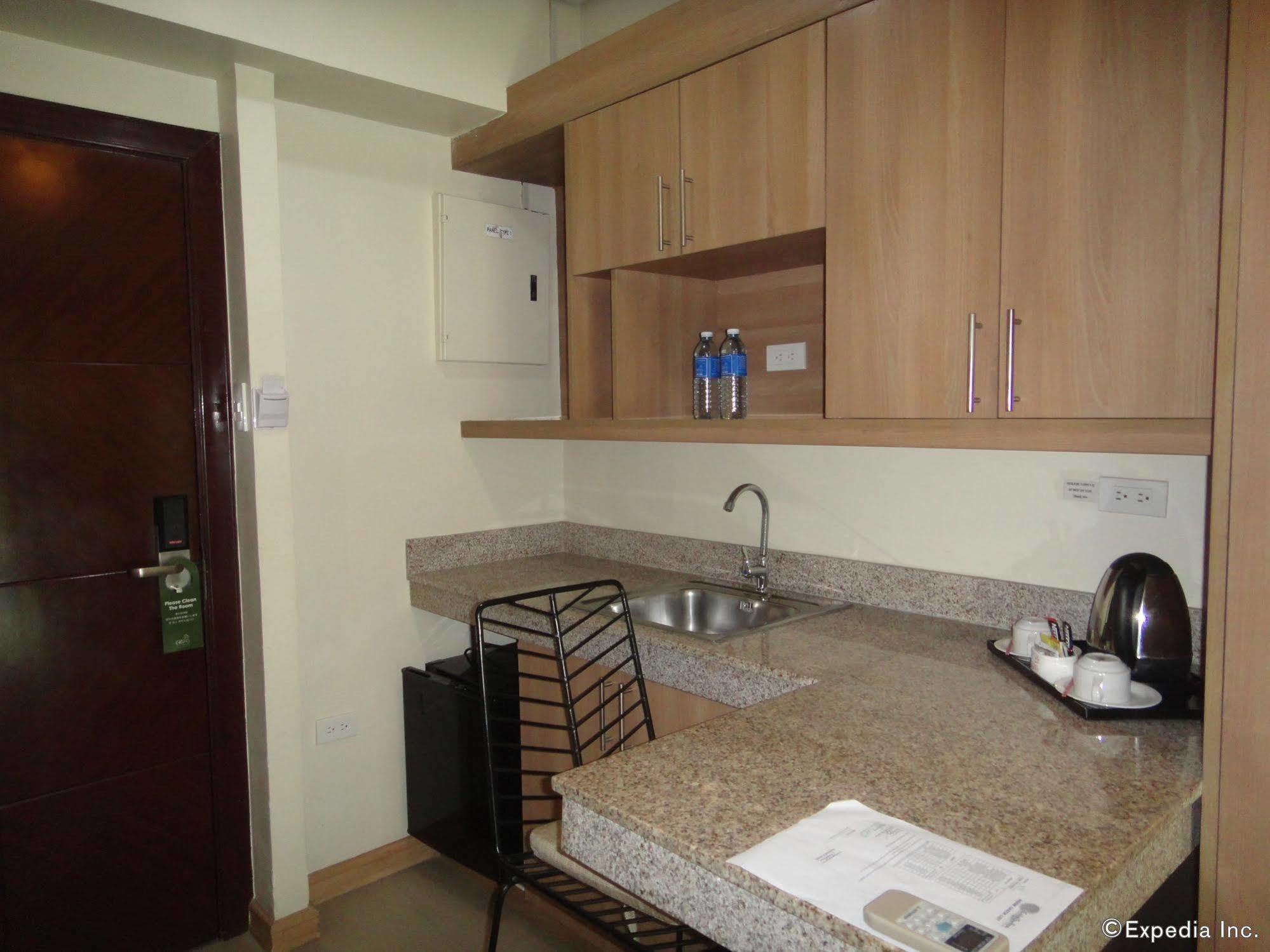 City Suites Ramos Tower Cebu Stadt Exterior foto